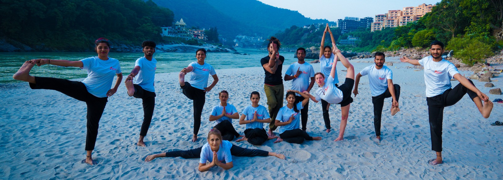 Femme pratiquant le yoga au lever du soleil devant un temple en Inde